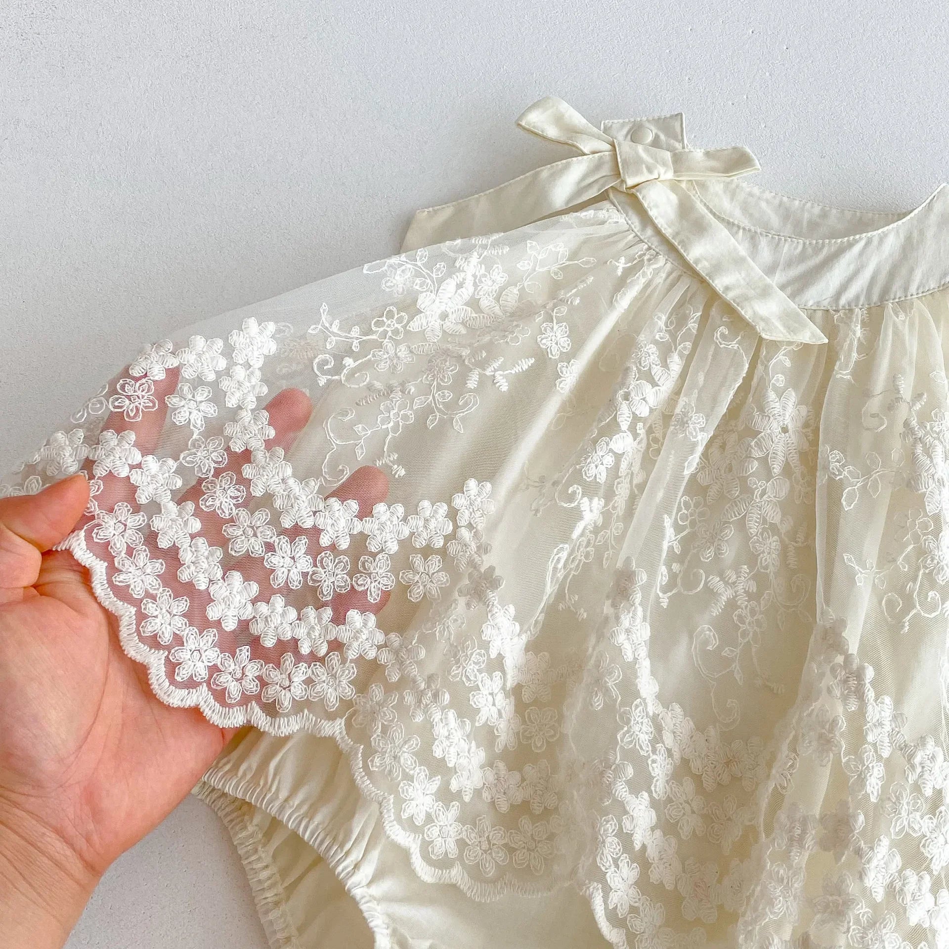 0-24M Infant Baby Girl Ivory Lace Embroidered Romper for Newborns Satin Bow Peter Pan Collar Sleeveless Onesie Baby Bpdysuits