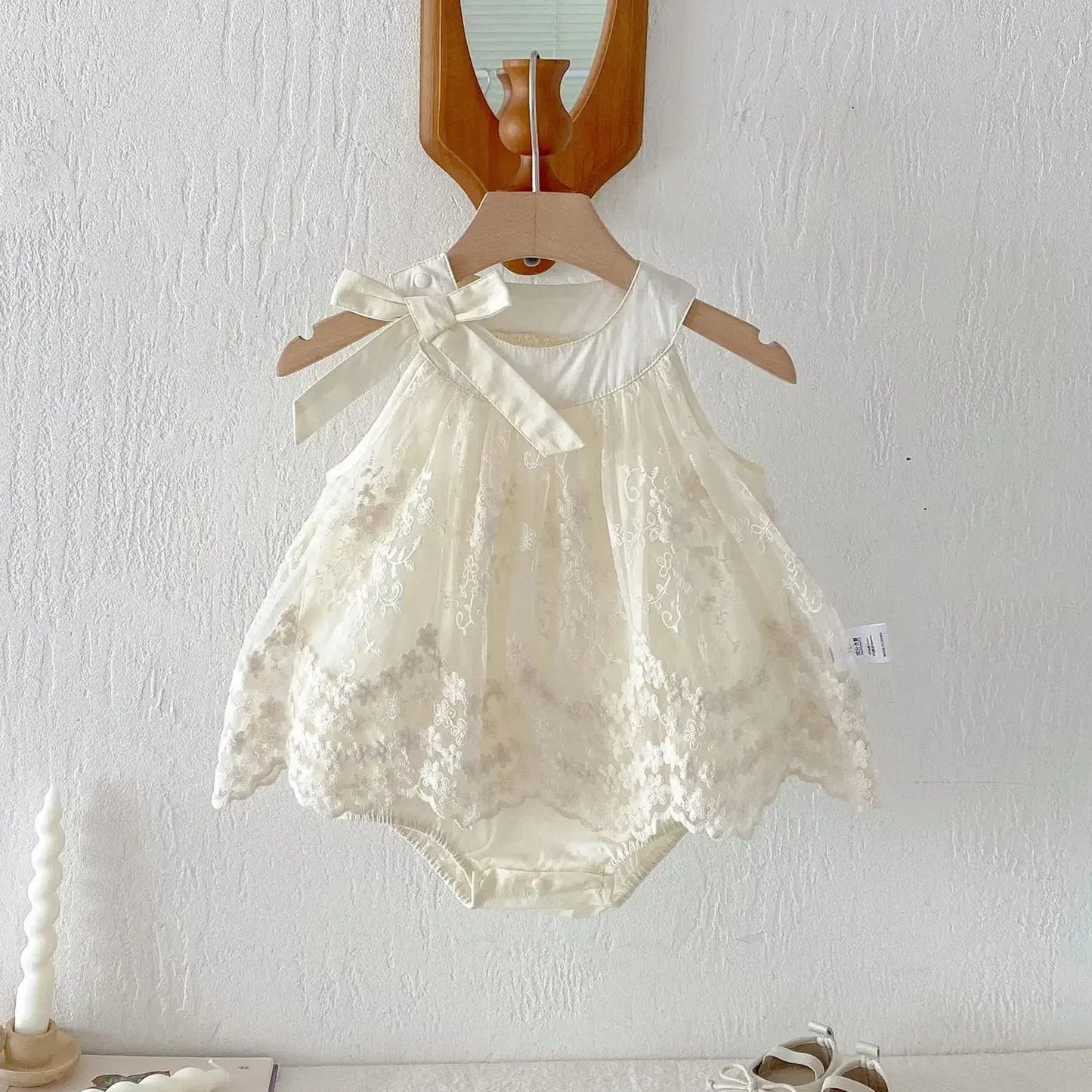 0-24M Infant Baby Girl Ivory Lace Embroidered Romper for Newborns Satin Bow Peter Pan Collar Sleeveless Onesie Baby Bpdysuits
