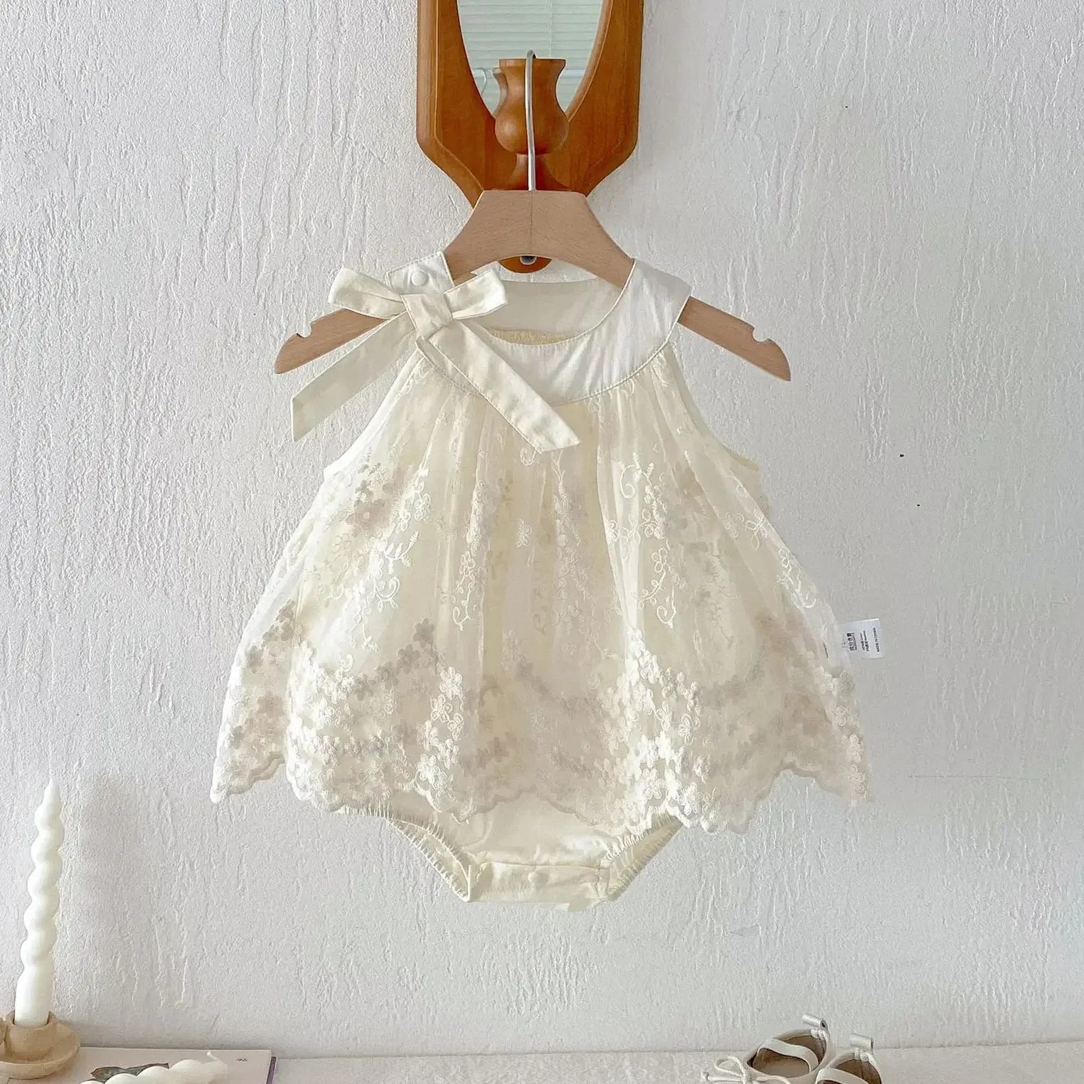 0-24M Infant Baby Girl Ivory Lace Embroidered Romper for Newborns Satin Bow Peter Pan Collar Sleeveless Onesie Baby Bpdysuits