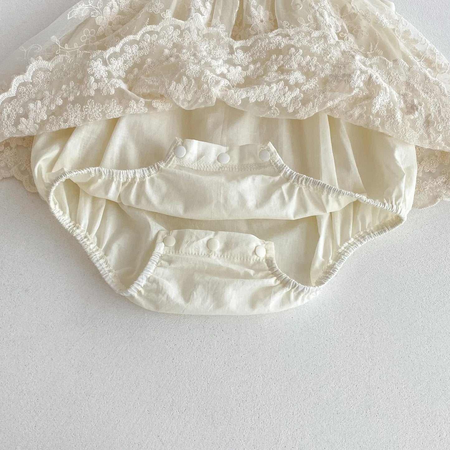 0-24M Infant Baby Girl Ivory Lace Embroidered Romper for Newborns Satin Bow Peter Pan Collar Sleeveless Onesie Baby Bpdysuits