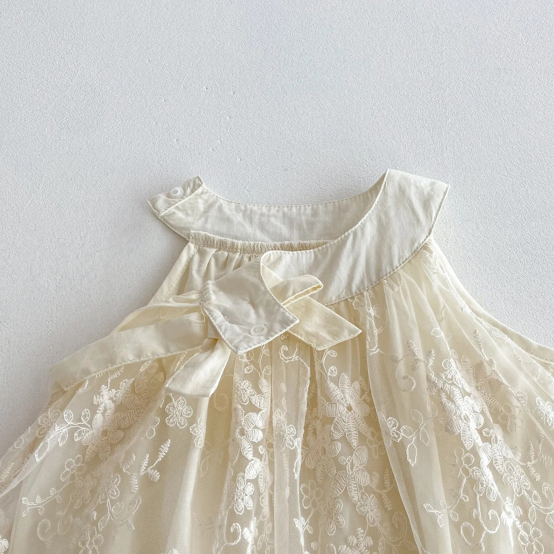 0-24M Infant Baby Girl Ivory Lace Embroidered Romper for Newborns Satin Bow Peter Pan Collar Sleeveless Onesie Baby Bpdysuits